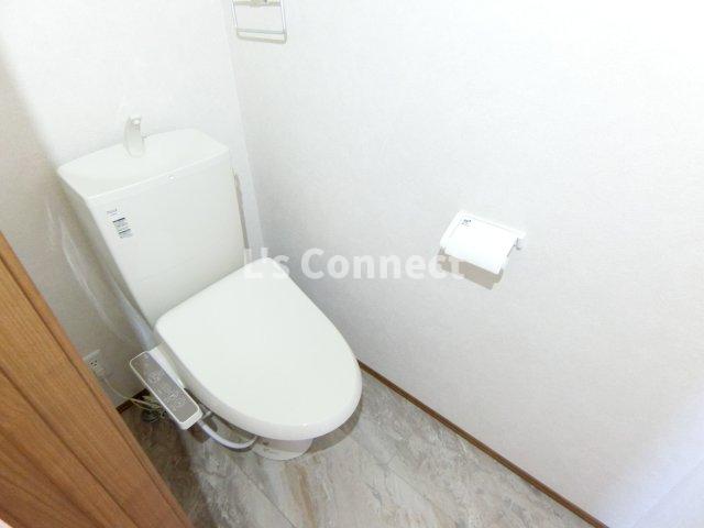 トイレ　温水洗浄便座付きのトイレ。