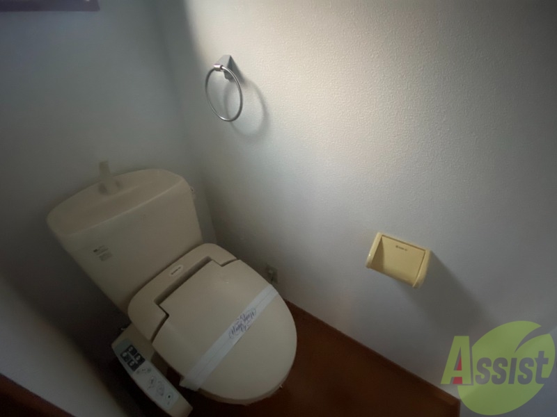 トイレ　嬉しいウォシュレット機能付きです。シャワートイレは便利ですね