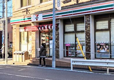 コンビニ　セブン-イレブン（コンビニ）まで400m