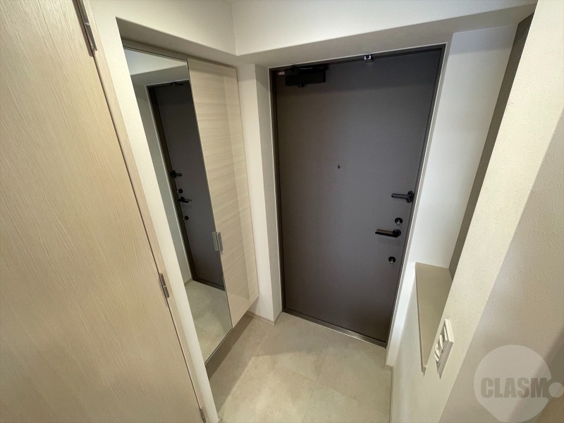 玄関　姿見付きのシューズボックスのある玄関