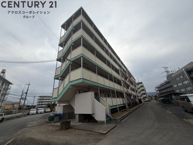 建物外観　敷地内にゴミ置き場があります