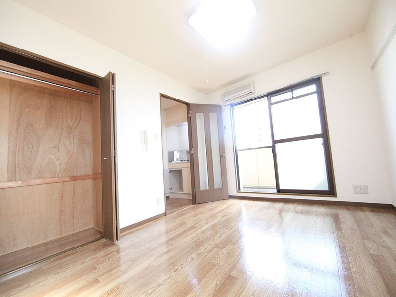 居室・リビング　洋室7.5帖　収納充実してます