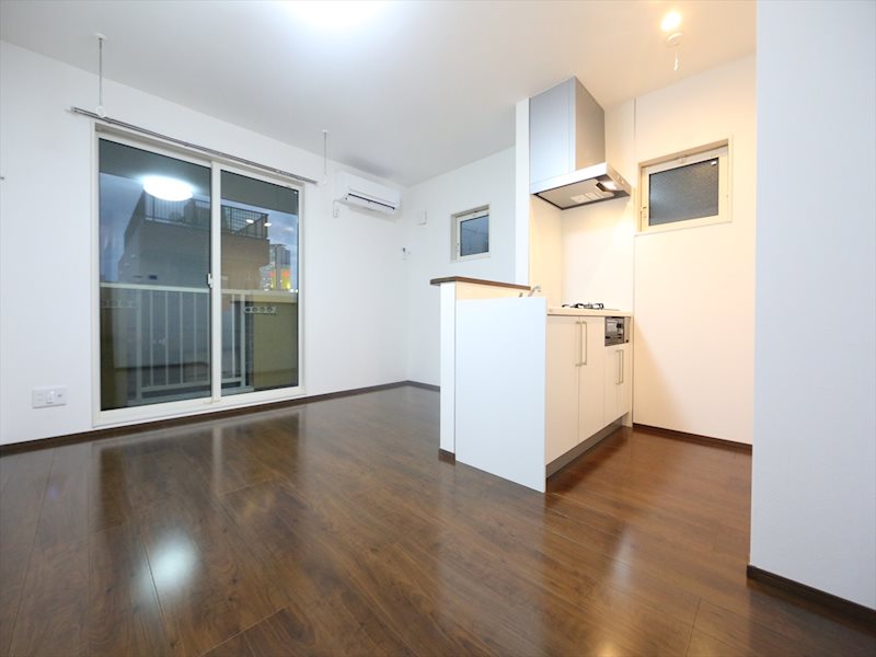 居室・リビング　ＬＤＫ11.5帖　カウンターキッチン　エアコン付　バルコニー