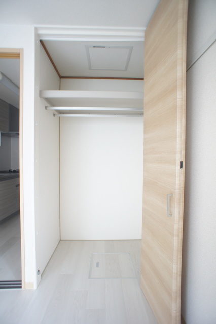 収納　パイプハンガーがあるのでたたまず衣類を掛けることができます♪