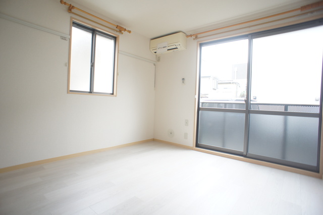 居室・リビング　南西向きの明るい２面採光！風通しももちろん良好です♪