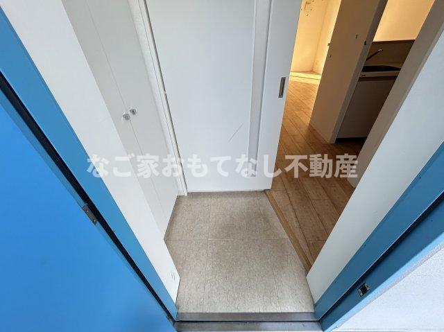 玄関　※写真は別号室