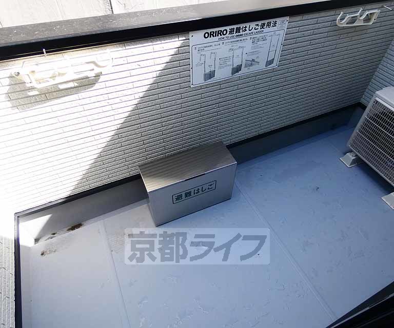 バルコニー　避難用のはしごも設置されています。
