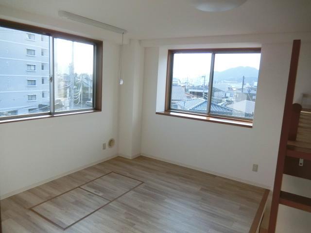 居室・リビング　白を基調としており明るい洋室です。