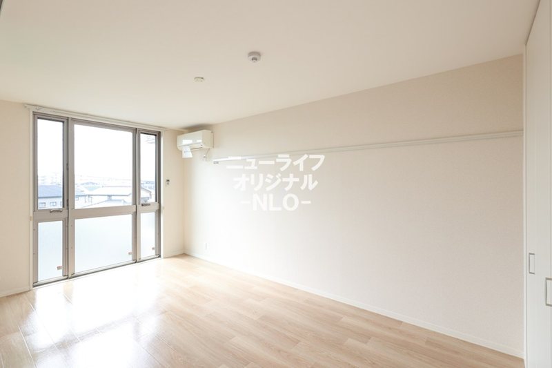 その他部屋・スペース　9.2帖洋室　大きな窓から明るい光が差し込みます☆