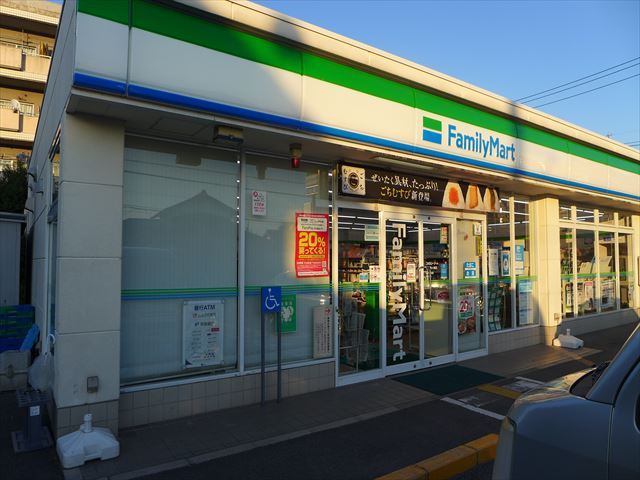 コンビニ　ファミリーマート（コンビニ）まで565m