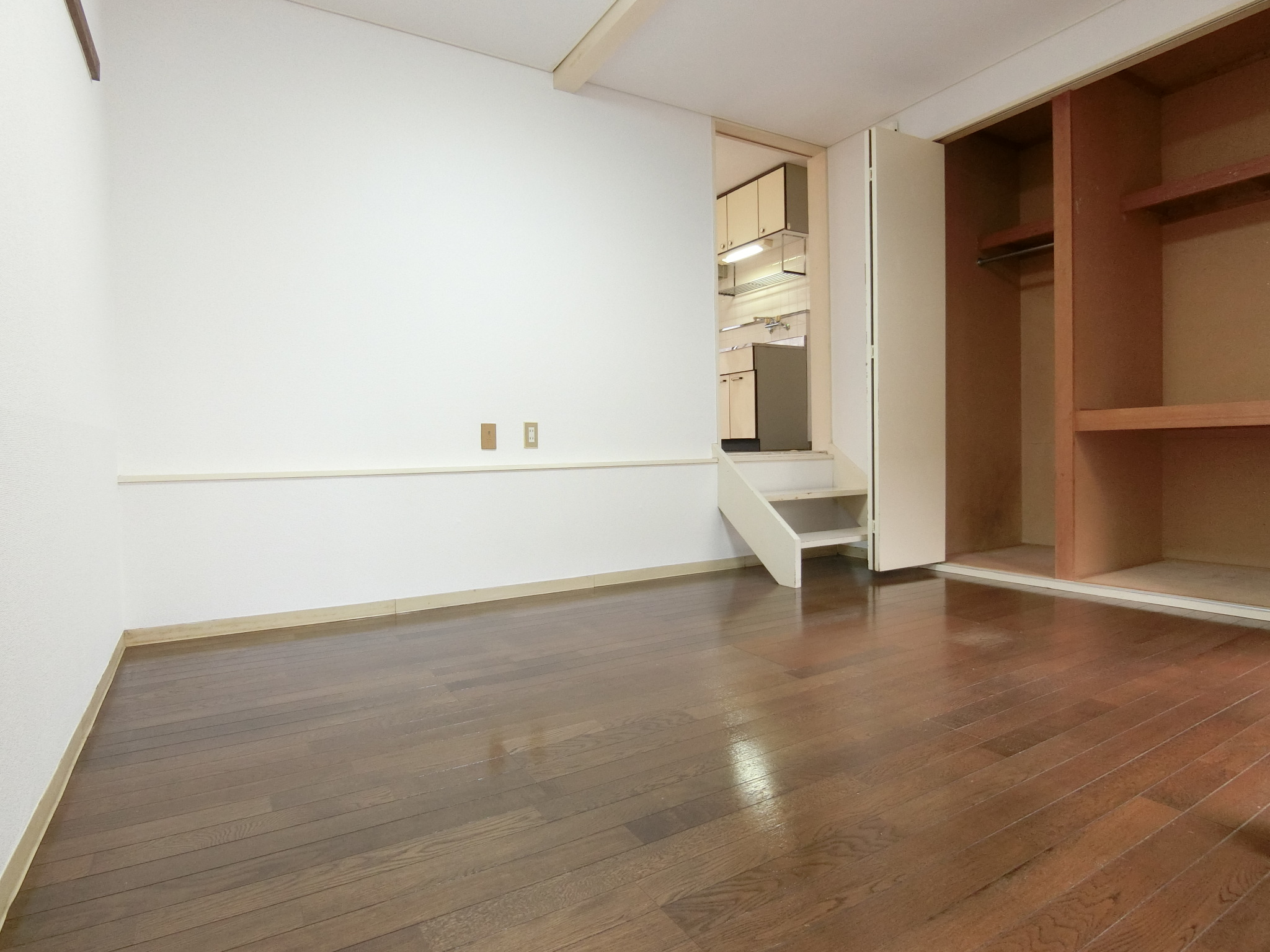 居室・リビング　以下　中部屋別居室参考写真