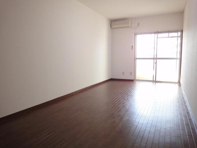 居室・リビング　※同タイプ部屋の写真です。