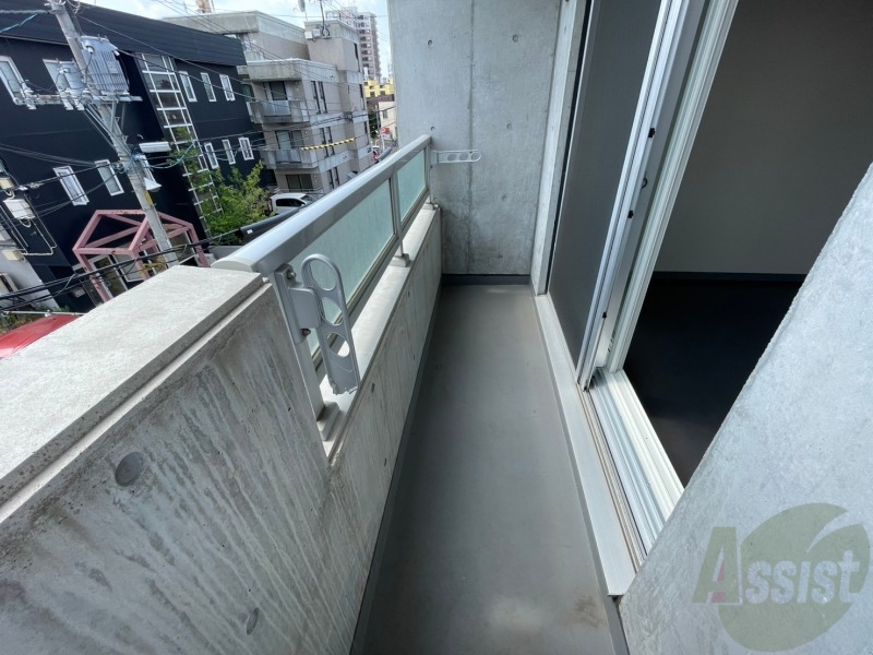 バルコニー　バルコニーは幅があり、広い印象を受けました。