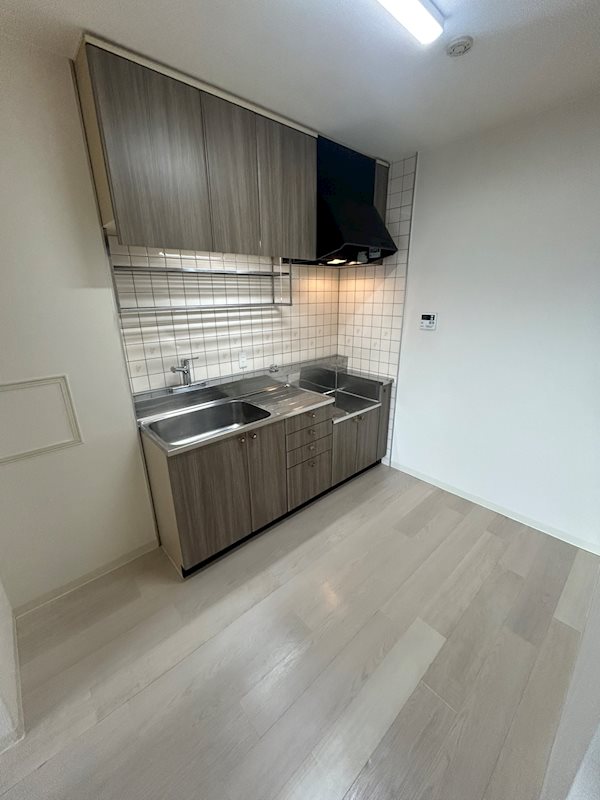 キッチン　※同一間取りの別のお部屋の写真です。実際のお部屋とは異なりま