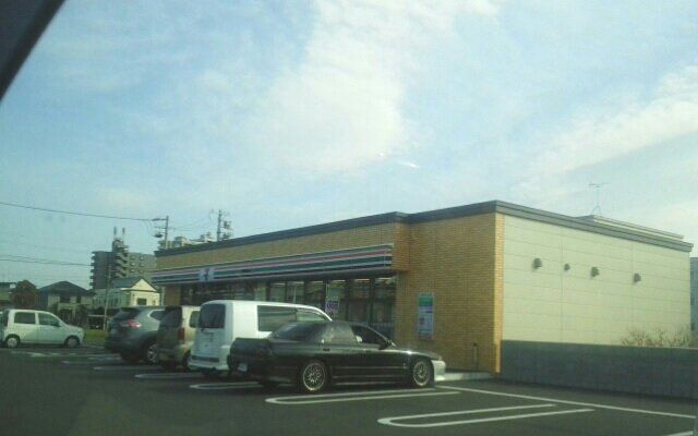 コンビニ　セブンイレブン（コンビニ）まで240m