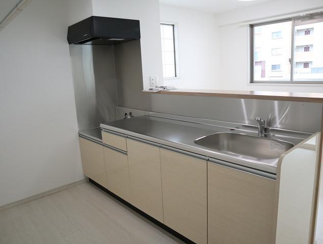 キッチン　205号室モデルです。床・建具の色合いは異なります。