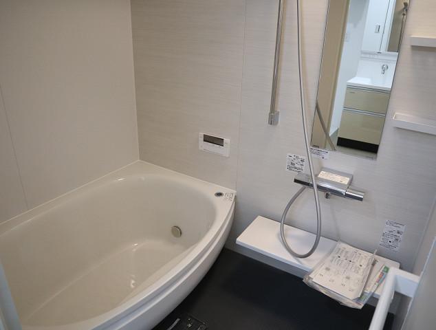 バス・シャワールーム　205号室モデルです。床・建具の色合いは異なります。