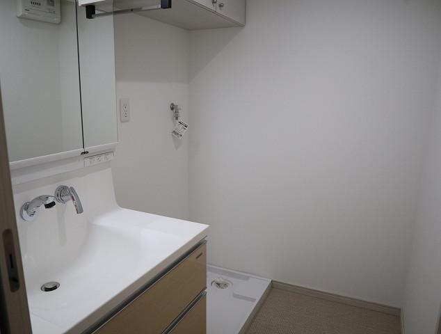 洗面設備　205号室モデルです。床・建具の色合いは異なります。