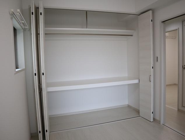 収納　205号室モデルです。床・建具の色合いは異なります。