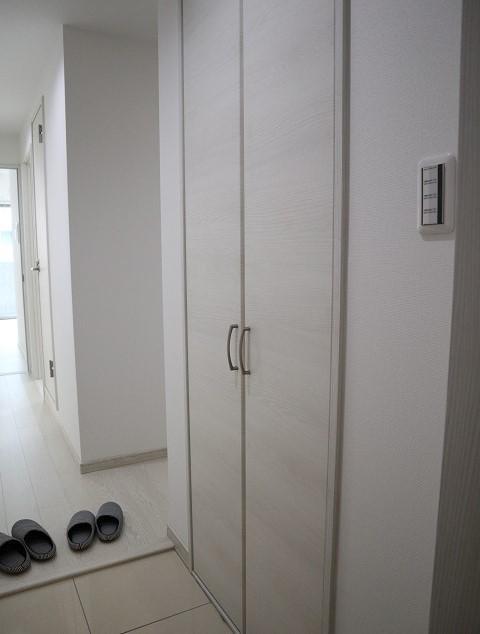 玄関　205号室モデルです。床・建具の色合いは異なります。