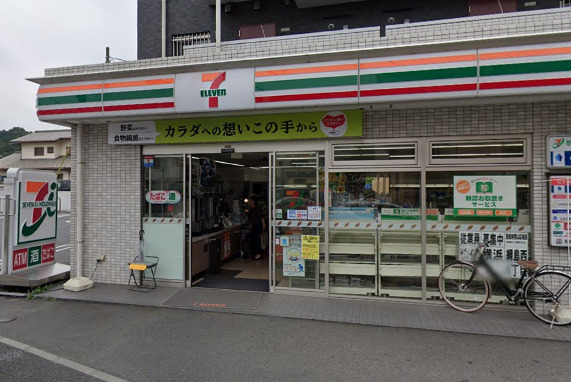 コンビニ　セブンイレブン（コンビニ）まで583m