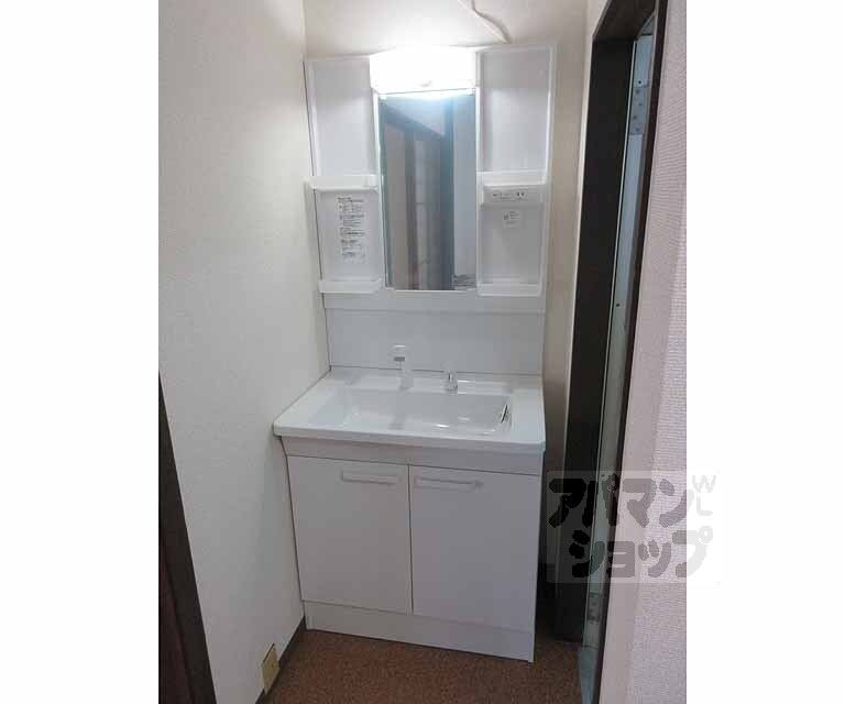 洗面設備　綺麗な独立洗面台・