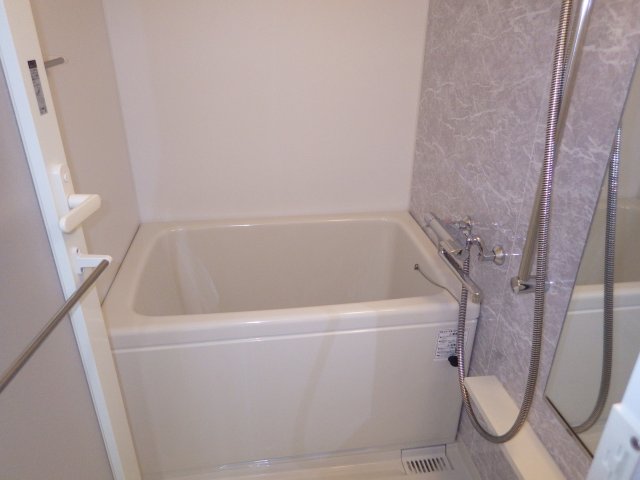 バス・シャワールーム　同型タイプの写真です。色が異なる場合があります。現況優先