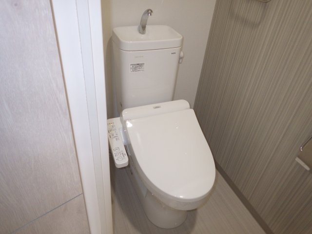 トイレ　同型タイプの写真です。色が異なる場合があります。現況優先