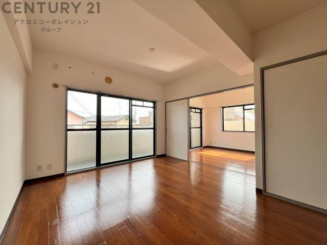 居室・リビング　南向きの広いリビングです♪