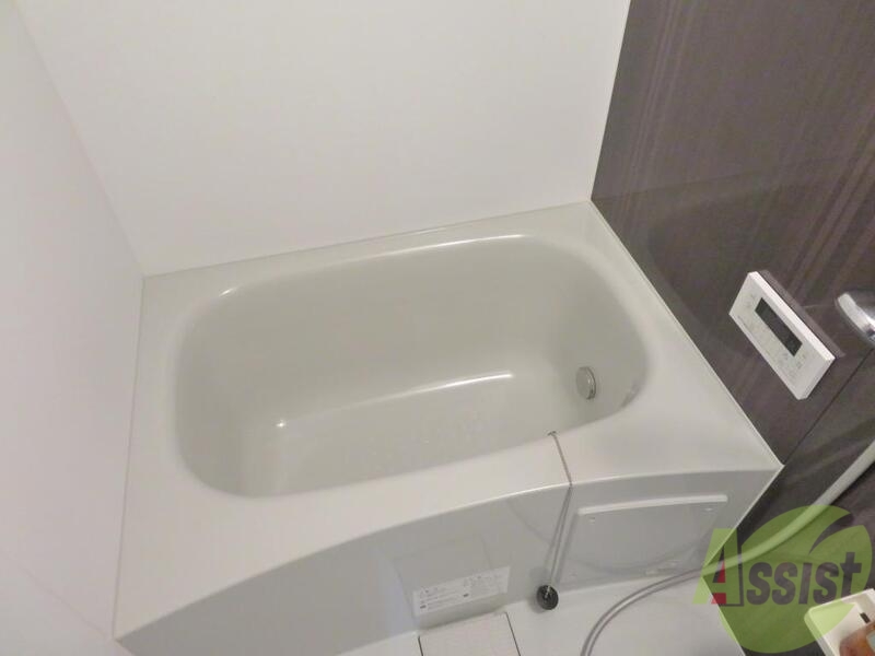 バス・シャワールーム　お風呂です。追い炊き機能が付いていてありがたいですね。