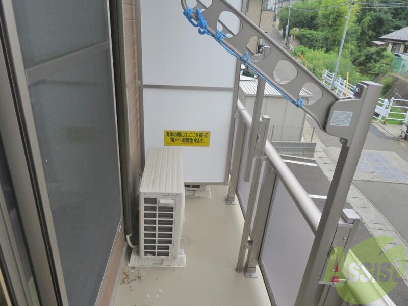 バルコニー　ちょっとしたバルコニーになります。陽もよく当たります。