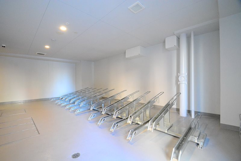 その他　屋根付き、ラック式の駐輪場です！