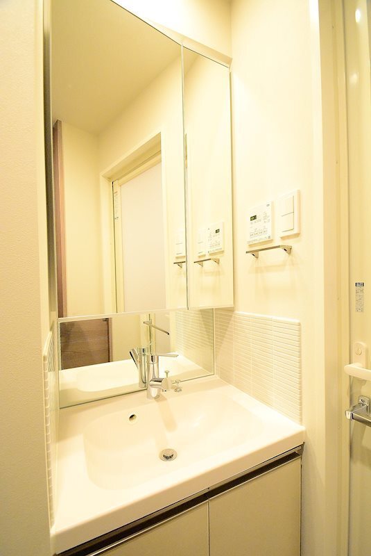洗面設備　鏡裏収納のある便利な独立洗面台！