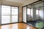 居室・リビング　キレイなフローリングと大きなお窓が特徴的なお部屋です。