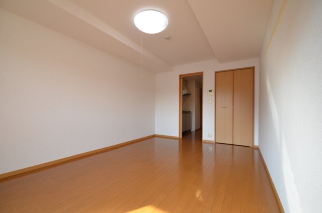 居室・リビング　約１０帖の洋室