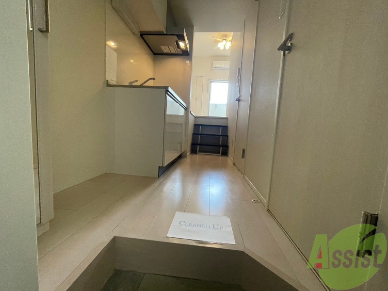 玄関　こちらは玄関になります。照明設備もございます。