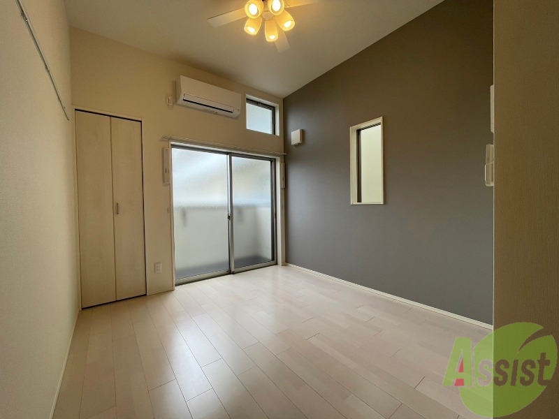 居室・リビング　こちらは６．４帖の洋室になります。オシャレな内装ですね。