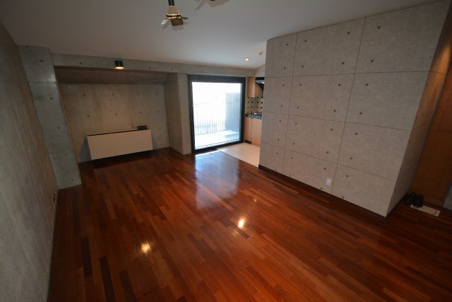 居室・リビング　エアコン付きで快適に過ごせます♪