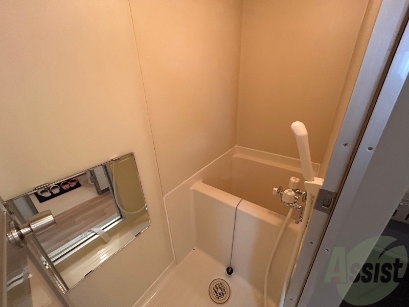 バス・シャワールーム　お風呂です。少し狭いですがシャワーするには十分ですね。