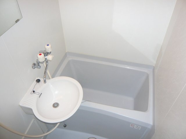 バス・シャワールーム　バス、トイレ別々です。