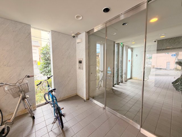 エントランス　オシャレなエントランスは安心のオートロック付きです。