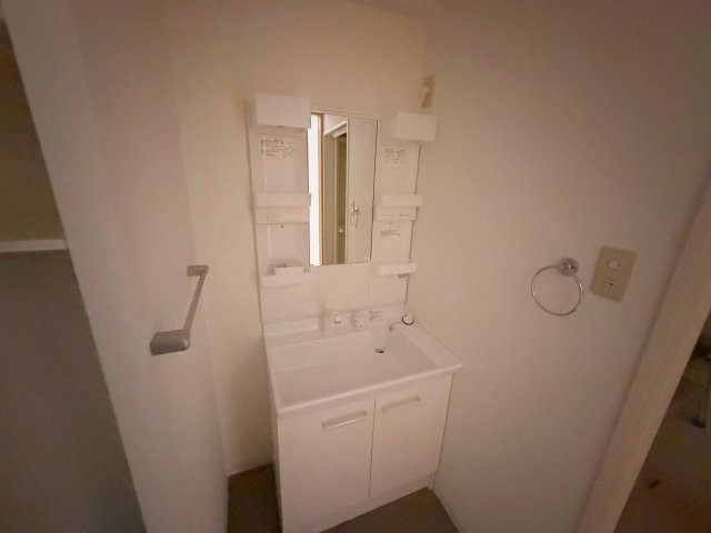 洗面設備　身支度が出来る独立洗面台です。