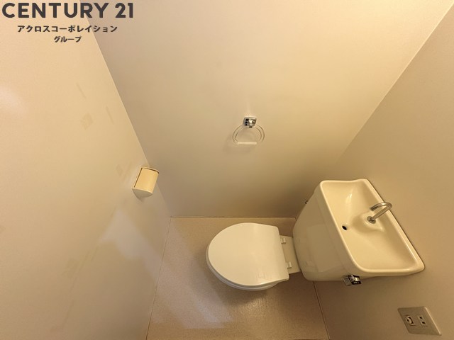 トイレ　タオルが掛けられるトイレになっています