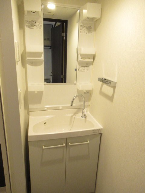 洗面設備　独立洗面化粧台が付いています