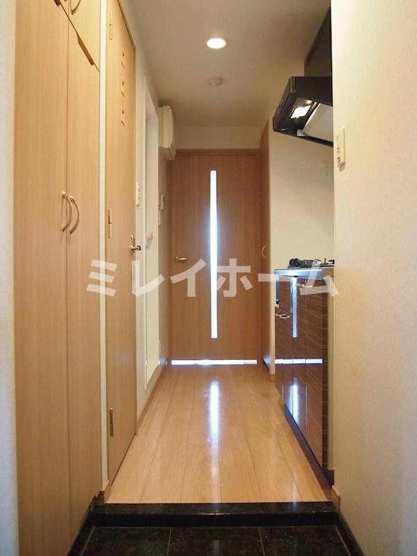 玄関　同建物内、別のお部屋の参考写真になります。