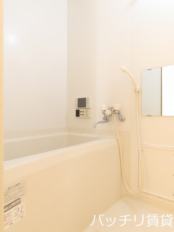 バス・シャワールーム　別号室タイプの為、現状を優先いたします