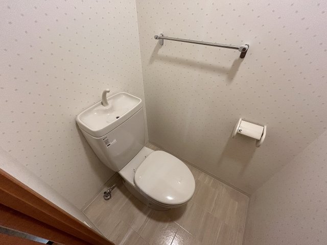 トイレ　落ち着いた色調のトイレです