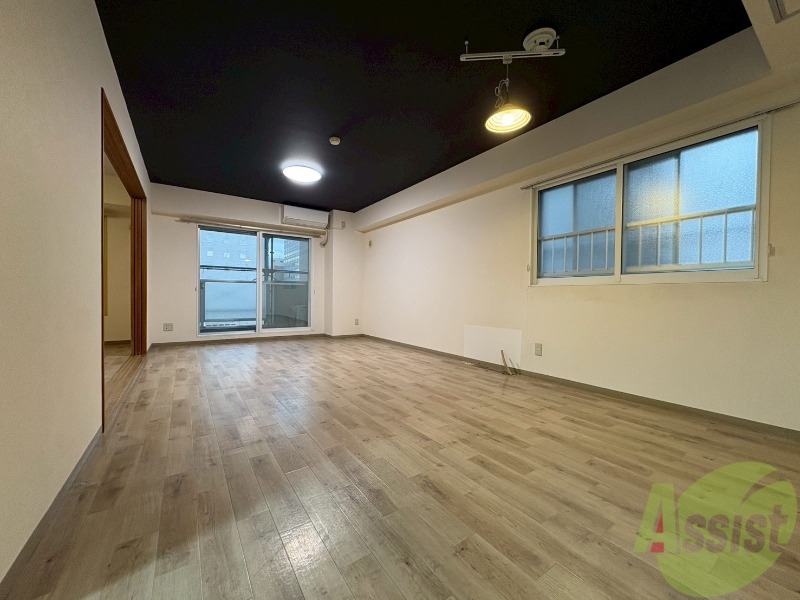 居室・リビング　白さが清潔感を出してくれます。お部屋も明るいですね。