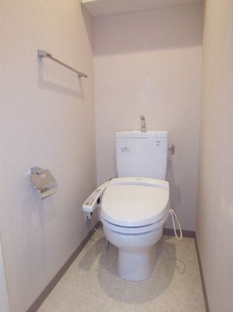 トイレ　落ち着いた色調のトイレです