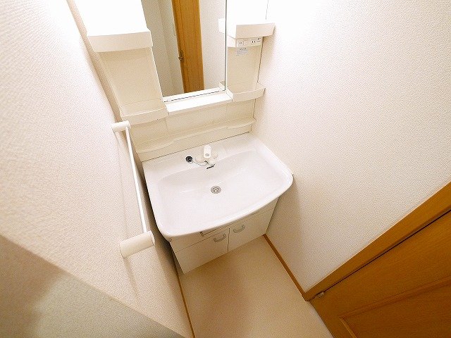 洗面設備　ゆったりとスペースのある洗面所